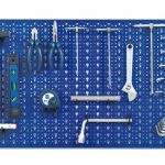 Panneau porte-outils et crochets correspondants